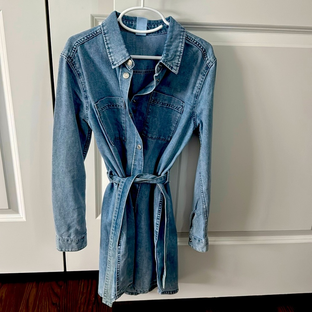 Girls denim dress with belt, barely worn. Size 12 in great condition!